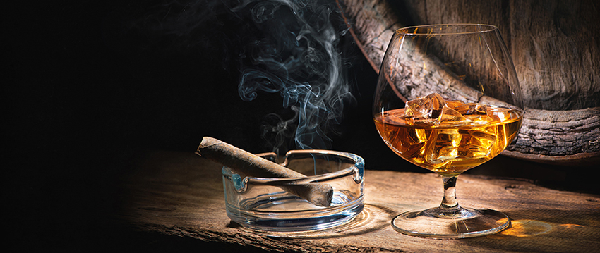 Cognac-Glas mit rauchender Zigarre